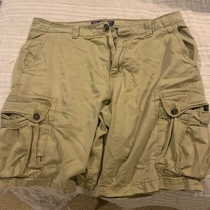 Men’s khaki American Eagle cargo shorts
